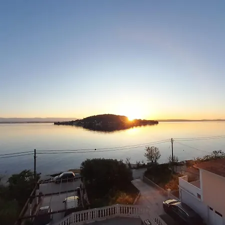 Infiniti Sunrise Kali Apartment